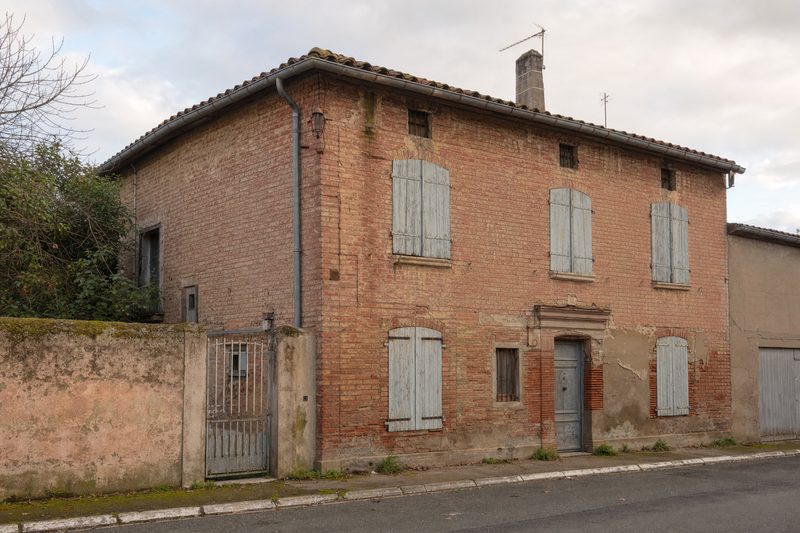 Même type de maison, façade défraîchie avec mousses et salissures (avant travaux) (illustration)